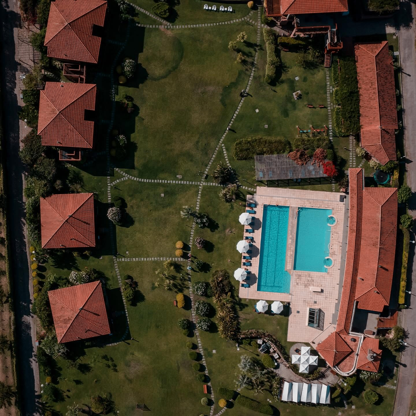 Vista aérea del predio de Il Belvedere y su piscina