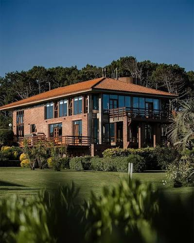 Fachada del hotel Il Belvedere rodeado de pinos